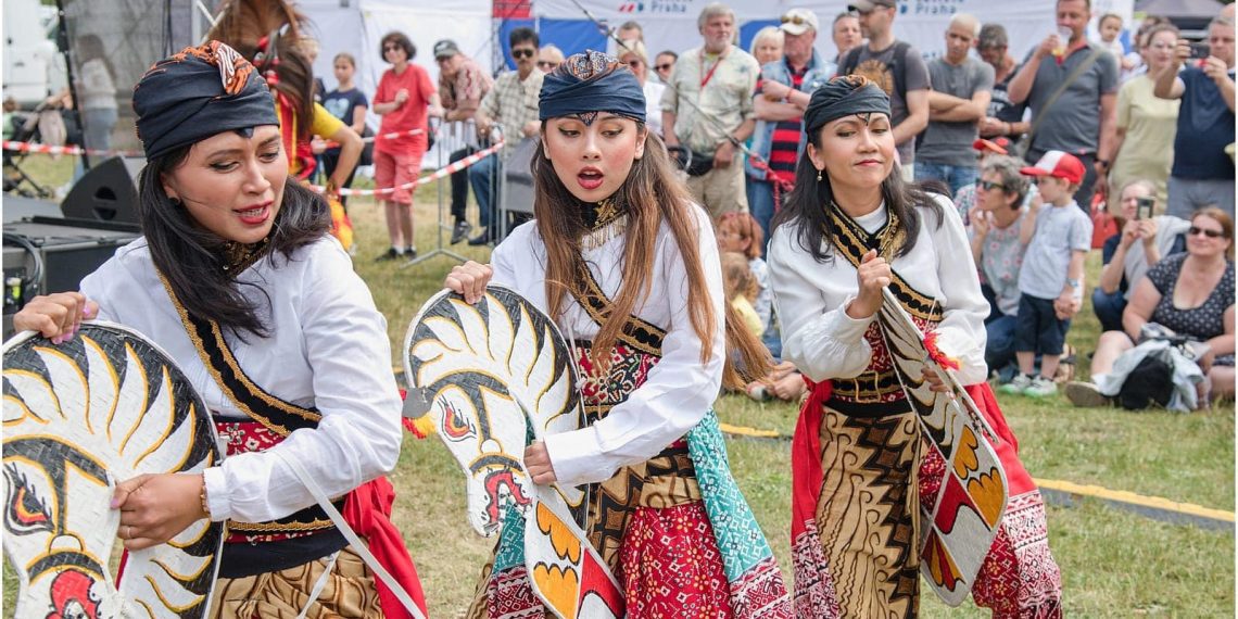 Jathilan dan Barongan Pukau Warga Praha
